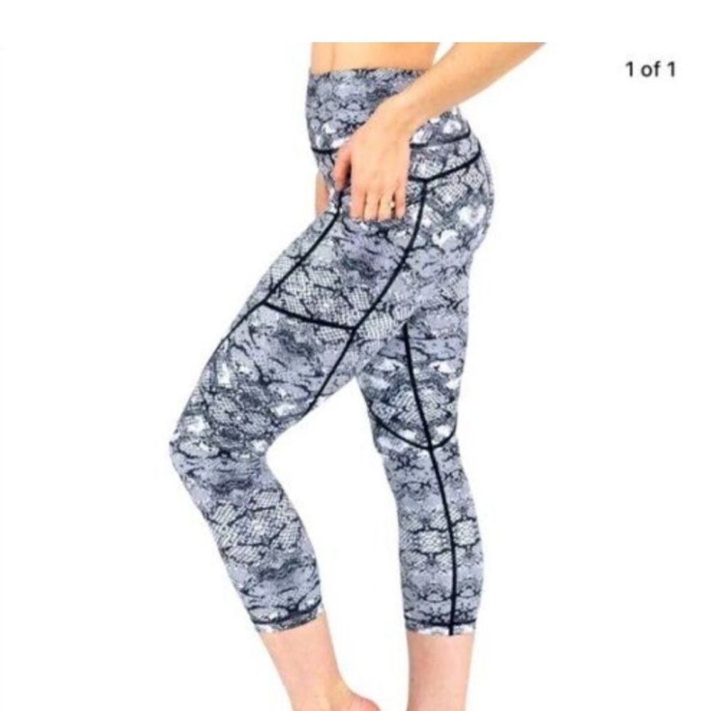 ZYIA Cobra Metallic Leggings Size 2 Black and white Yoga Workout Crop